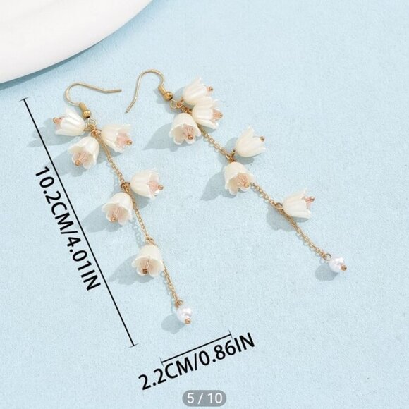 💮3/$20💮 Long Dangle Lily-of-the-Valley Earrings - Picture 3 of 3